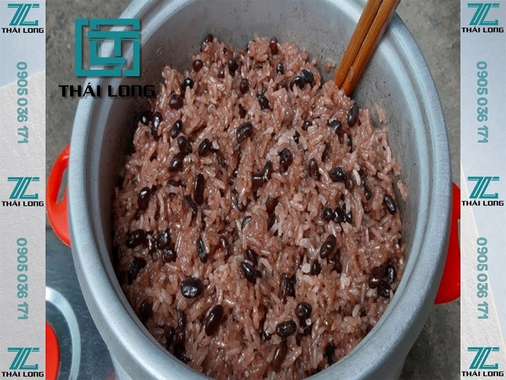 Cơm nấu với đậu đen bằng nồi cơm phổ biến