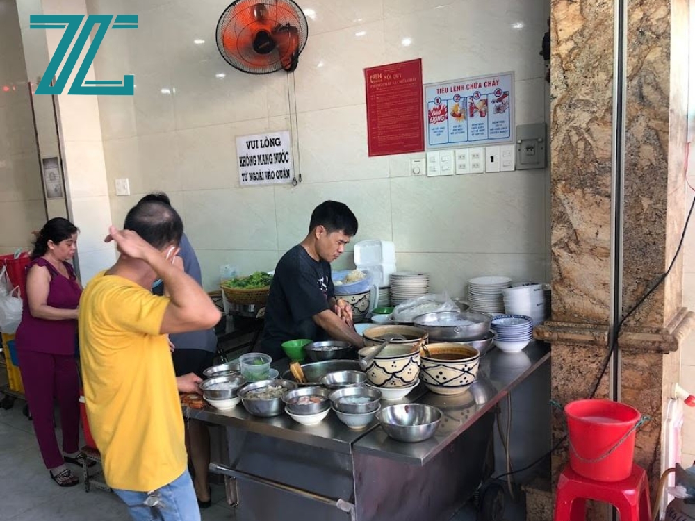 Nhân viên phục vụ của quán hủ tiếu sa tế Phước Vinh