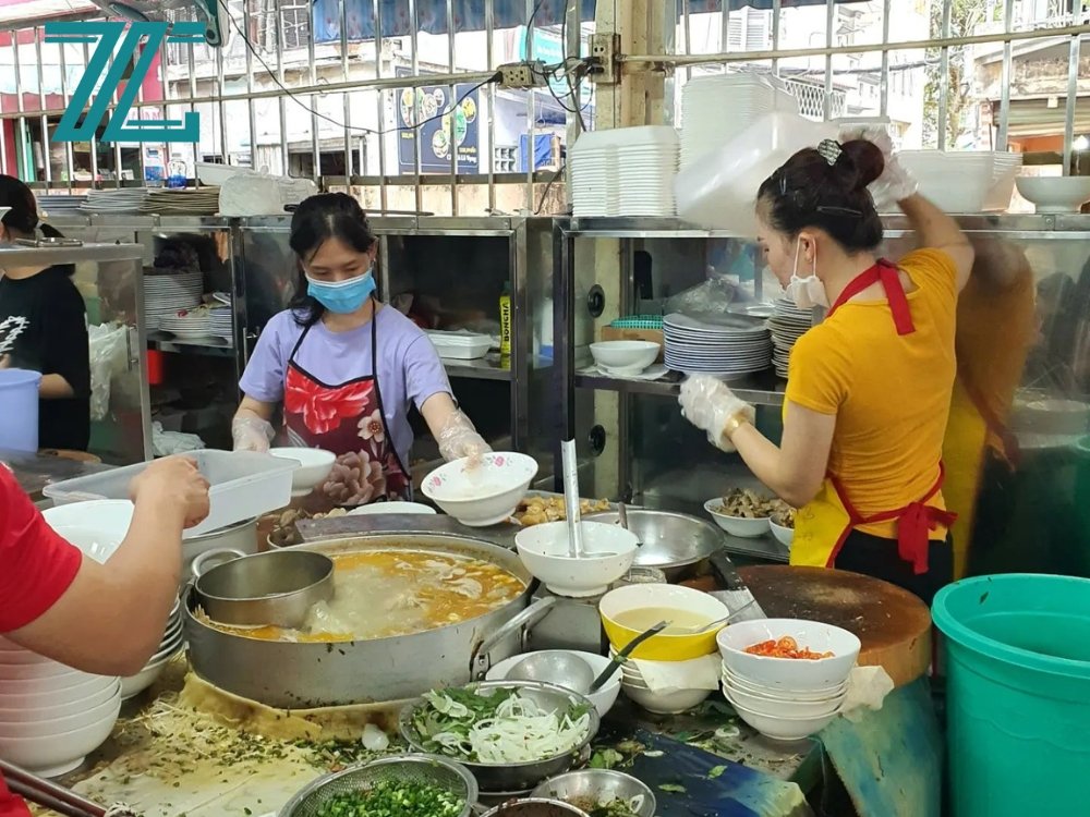 Phục vụ quán phở Kỳ Đồng