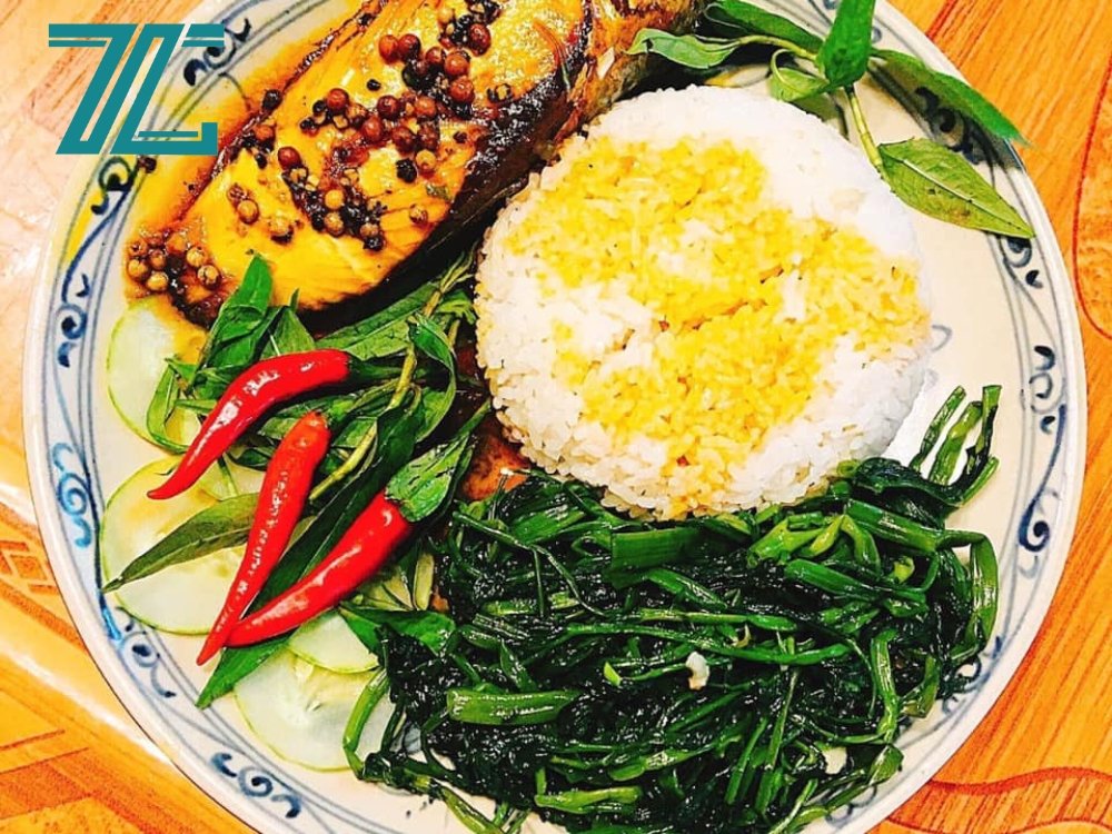 Dĩa cơm gà của quán cơm gà khu phố 4